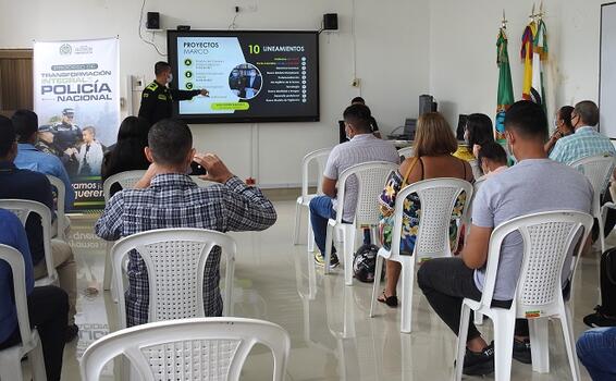 “HABLEMOS DE POLICIA” EN EL AMAZONAS “HABLEMOS DE POLICIA” EN EL AMAZONAS