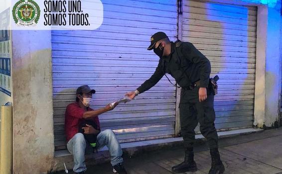 POLICÍA NACIONAL ENTREGA KITS DE BIOSEGURIDAD  A HABITANTES DE CALLE 