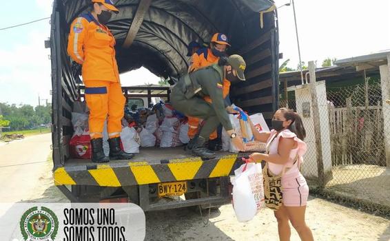 LA POLICIA ENTREGA AYUDAS HUMANITARIAS ALA COMUNIDAD SAN SEBASTIAN LA POLICIA ENTREGA AYUDAS HUMANITARIAS ALA COMUNIDAD SAN SEBASTIAN