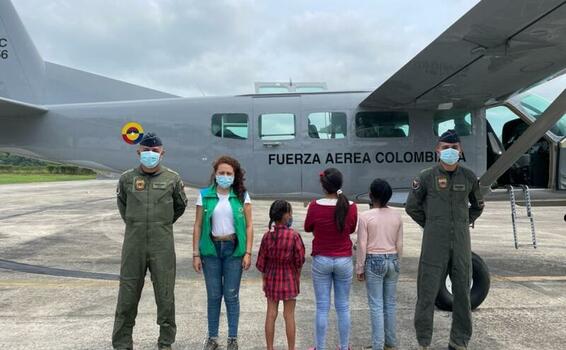 El ICBF gracias al apoyo de la FAC, inicia labores tendientes al restablecimiento de los derechos de tres menores en el Amazonas El ICBF gracias al apoyo de la FAC, inicia labores tendientes al restablecimiento de los derechos de tres menores en el Amazonas