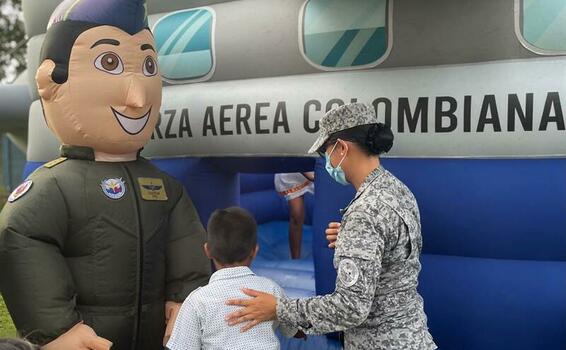Entre risas niños y niñas amazonenses dijeron adiós al ‘Mes Dulce’ en compañía a su Fuerza Aérea Colombiana