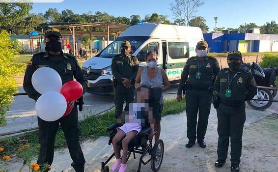 POLICÍA EN LETICIA CONSIGUE SILLA DE RUEDAS PARA NIÑA CON PROBLEMAS DE MOTRICIDAD POLICÍA EN LETICIA CONSIGUE SILLA DE RUEDAS PARA NIÑA CON PROBLEMAS DE MOTRICIDAD