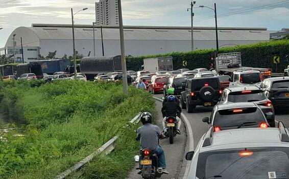 Fuerte trancón en la vía del peaje de Ceballos hacia Mamonal