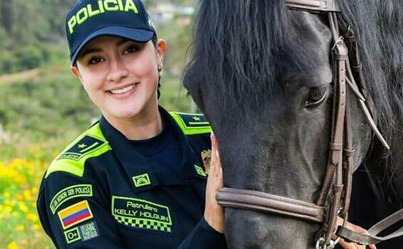 Los cabalLos son animales nobles, inteligentes y sensibles, que Los cabalLos son animales nobles, inteligentes y sensibles, que