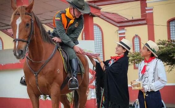 Los cabalLos son animales nobles, inteligentes y sensibles, que Los cabalLos son animales nobles, inteligentes y sensibles, que