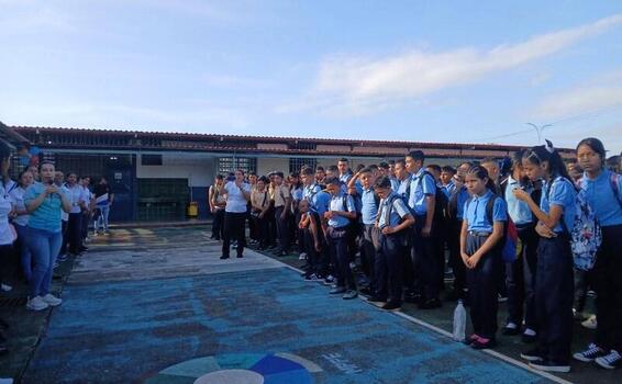 LA CAMPAÑA "ESCUCHA Y PROTEGE" DA LA BIENVENIDA A 180 ESTUDIANTES DEL LICEO PUERTO AYACUCHO EN SU REGRESO A CLASES LA CAMPAÑA "ESCUCHA Y PROTEGE" DA LA BIENVENIDA A 180 ESTUDIANTES DEL LICEO PUERTO AYACUCHO EN SU REGRESO A CLASES