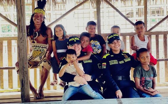 La policía nacional lleva esperanza y sonrisa a comunidades indígenas en el amazonas La policía nacional lleva esperanza y sonrisa a comunidades indígenas en el amazonas