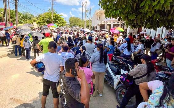 Masiva protesta popular contra los diputados por el PAE de los niños y los programas sociales estancados  Masiva protesta popular contra los diputados por el PAE de los niños y los programas sociales estancados