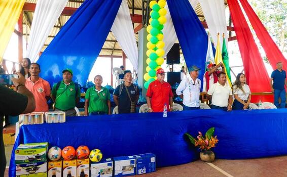 Entrega de estufas ecoeficientes y jornada de reforestación benefician a 100 familias en comunidades rurales de Puerto Nariño Entrega de estufas ecoeficientes y jornada de reforestación benefician a 100 familias en comunidades rurales de Puerto Nariño