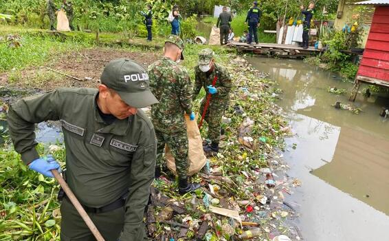 Limpieza de fuentes hídricas en Leticia Limpieza de fuentes hídricas en Leticia
