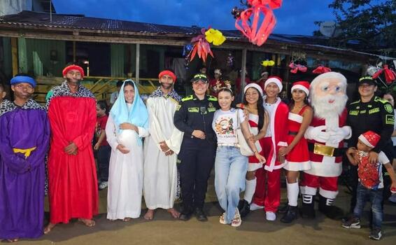 La Policía Nacional en el Amazonas dio apertura a la Ruta Navideña en barrios de Leticia
