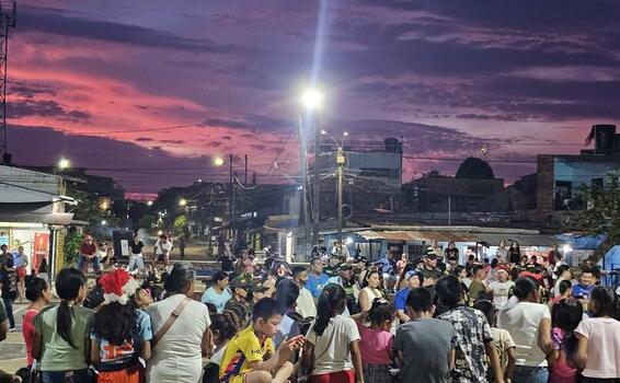 POLICÍA NACIONAL CONTINÚA LA RUTA NAVIDEÑA EN EL BARRIO LA ESPERANZA, AMAZONAS