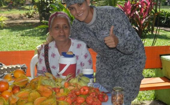 Feria campesina en el Amazonas es apoyada por la Fuerza Aérea Colombiana