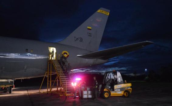 Su Fuerza Aérea transporta canastas nutricionales y refuerzos médicos hacia el Amazonas en apoyo a la lucha contra el Covid-19