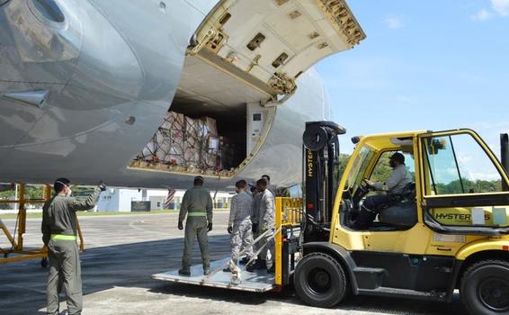 Niños y niñas de La Pedrera, área no municipalizada del Amazonas recibirán alimentos transportados por su Fuerza Aérea