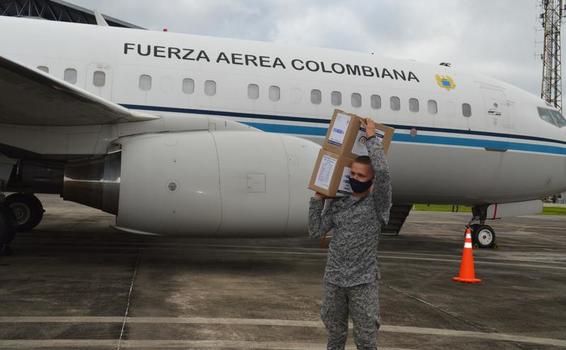 Avión presidencial FAC 0001 transporta ayuda humanitaria hacia el Amazonas