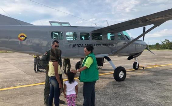Dos menores en estado de vulnerabilidad fueron transportadas por la Fuerza Aérea Colombiana en el Amazonas