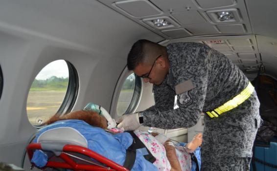 Ángel de metal de su Fuerza Aérea realiza transporte aeromédico a paciente adulto mayor en el Amazonas