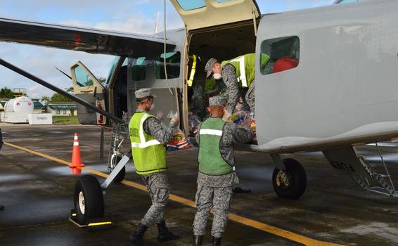 Canastas nutricionales para niños del Amazonas son transportadas por su Fuerza Aérea al corregimiento de La Pedrera