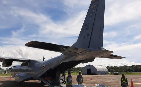 Cinco toneladas de alimentos fueron transportados por su Fuerza Aérea hasta Tarapacá en el Amazonas