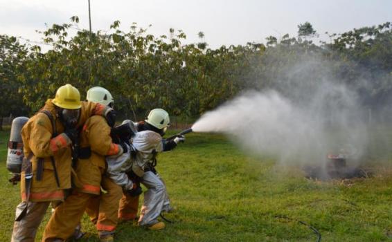 Grupo Aéreo del Amazonas capacita a soldados bomberos