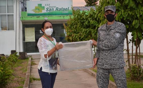 Aerosol Box fue entregado al Hospital San Rafael de Leticia por su Fuerza Aérea ante pandemia por Covid-19 Aerosol Box fue entregado al Hospital San Rafael de Leticia por su Fuerza Aérea ante pandemia por Covid-19