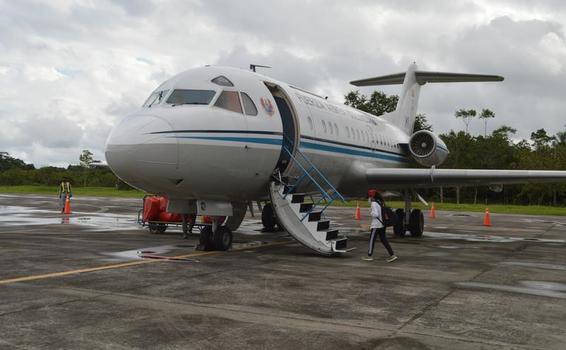 Estudiantes indígenas fueron transportados por su Fuerza Aérea desde Leticia hacia Mitú Estudiantes indígenas fueron transportados por su Fuerza Aérea desde Leticia hacia Mitú