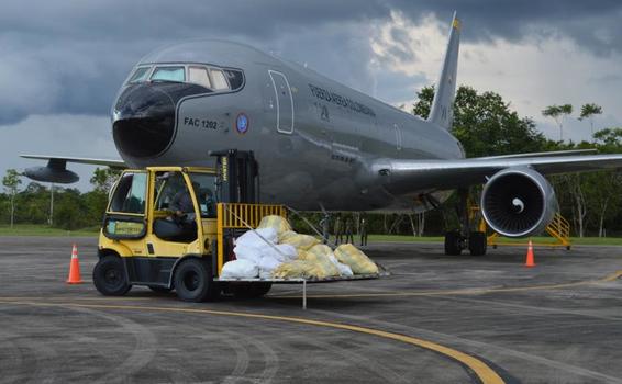 Ayudas para estudiantes y sus familias llegaron al Amazonas en un avión de su Fuerza Aérea