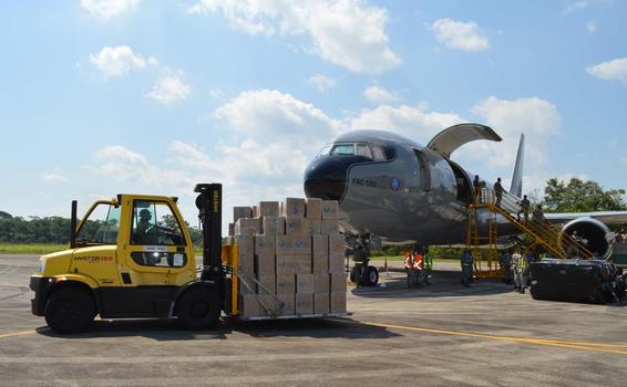 Más de 24 toneladas de ayudas humanitarias fueron transportadas por su Fuerza Aérea Colombiana a la Amazonía Más de 24 toneladas de ayudas humanitarias fueron transportadas por su Fuerza Aérea Colombiana a la Amazonía