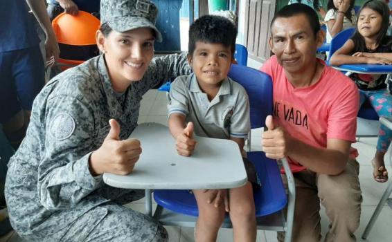 Niños y niñas indígenas reciben dotación escolar donada por la Fuerza Aérea Colombiana en el Amazonas
