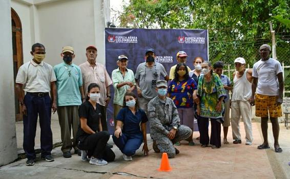 Adultos mayores de Leticia reciben ayudas humanitarias por parte de su Fuerza Aérea Colombiana