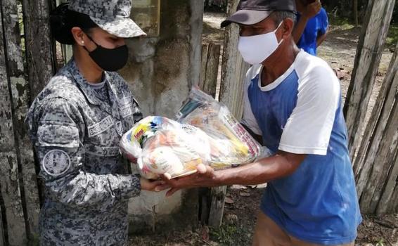 Familias del barrio San Miguel de Leticia recibieron ayudas humanitarias por parte de su Fuerza Aérea Colombiana