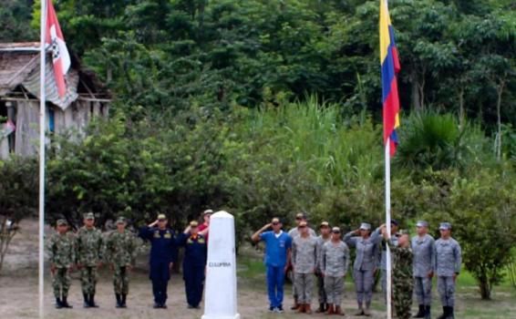 Fuerzas Militares de Colombia izan el Pabellón Nacional en el hito fronterizo con Perú