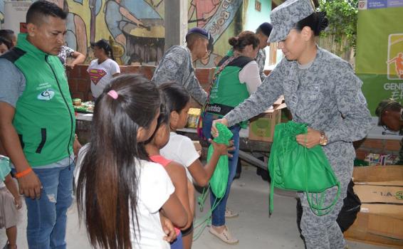 120 niños del Amazonas fueron beneficiados por la Fuerza Aérea Colombiana