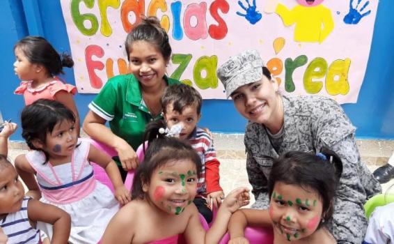 Programa "Plan Corazón Amigo" de la Fuerza Aérea Colombiana benefició a 100 niños en el Amazonas