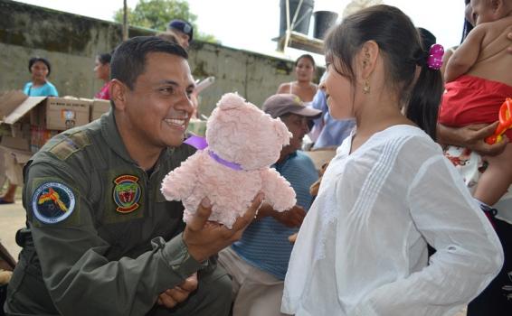 Niños y niñas de las comunidades indígenas en el Amazonas fueron beneficiadas por la Fuerza Aérea Colombiana