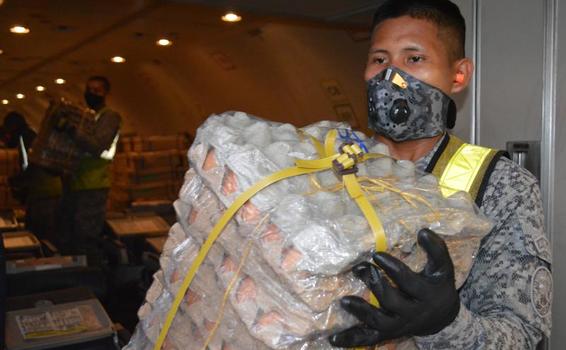 Toneladas de alimentos siguen siendo transportados por su Fuerza Aérea Colombiana para el Amazonas Toneladas de alimentos siguen siendo transportados por su Fuerza Aérea Colombiana para el Amazonas