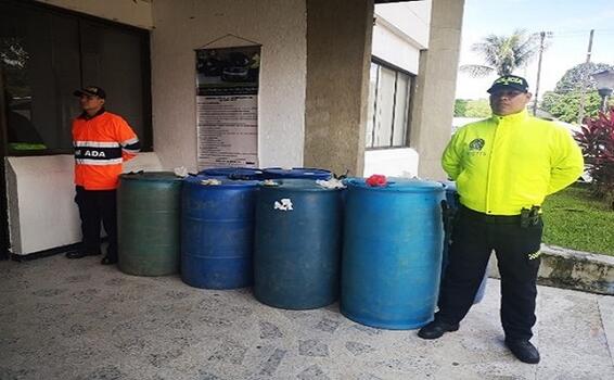 MÁS DE 480 GALONES DE GASOLINA ILEGAL, FUERON HALLADOS EN UNA BALSA ARTESANAL EN LETICIA, POR PARTE DEL POLICÍA Y LA ARMADA NACIONAL MÁS DE 480 GALONES DE GASOLINA ILEGAL, FUERON HALLADOS EN UNA BALSA ARTESANAL EN LETICIA, POR PARTE DEL POLICÍA Y LA ARMADA NACIONAL