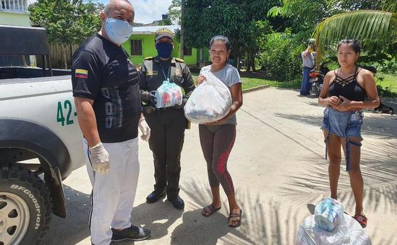 LA RADIO POLICÍA 98.9 FM Y CIUDADANOS VOLUNTARIOS GENEROSOS DONAN Y ENTREGAN AYUDAS HUMANITARIAS A FAMILIAS NECESITADAS LA RADIO POLICÍA 98.9 FM Y CIUDADANOS VOLUNTARIOS GENEROSOS DONAN Y ENTREGAN AYUDAS HUMANITARIAS A FAMILIAS NECESITADAS