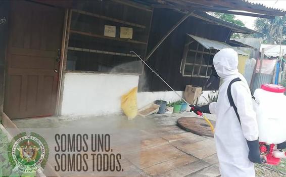 CON FUMIGACIÓN A VIVIENDAS POLICÍA EN EL AMAZONAS INTENSIFICA OFENSIVA CONTRA COVID19 