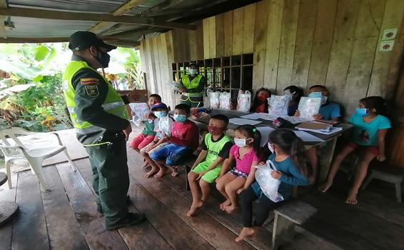 ENTREGAMOS LIBROS Y ÚTILES ESCOLARES A NIÑOS Y NIÑAS DE UNA COMUNIDAD ÍNDIGENA A LA RIBERA DEL RÍO AMAZONAS ENTREGAMOS LIBROS Y ÚTILES ESCOLARES A NIÑOS Y NIÑAS DE UNA COMUNIDAD ÍNDIGENA A LA RIBERA DEL RÍO AMAZONAS