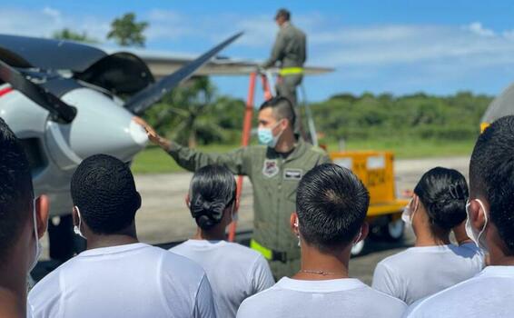 Con actividad recreativa jóvenes de Leticia conocieron la misión de su Fuerza Aérea