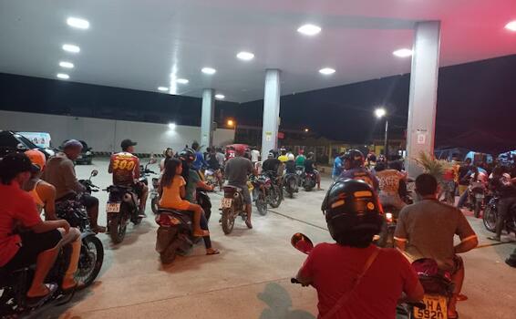 Por falta de gasolina em Letícia, brasileiros e colombianos "invadem" postos no Brasil Por falta de gasolina em Letícia, brasileiros e colombianos "invadem" postos no Brasil