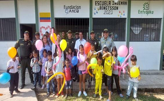 POLICÍA NACIONAL ENTREGA ELEMENTOS PARA COLEGIOS EN COMUNIDADES INDIGENAS DEL AMAZONAS