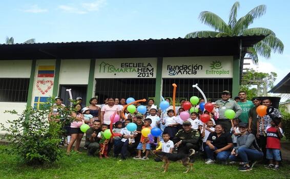 POLICÍA NACIONAL ENTREGA ELEMENTOS PARA COLEGIOS EN COMUNIDADES INDIGENAS DEL AMAZONAS