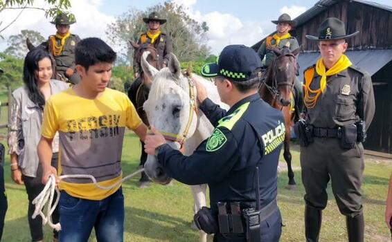 "POLICÍA UN DÍA, POLICÍA TODA LA VIDA" "POLICÍA UN DÍA, POLICÍA TODA LA VIDA"