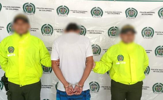 SUJETO QUE PRETENDÍA VOTAR CON CÉDULA DEL HERMANO, FUE CAPTURADO POR LA POLICÍA SUJETO QUE PRETENDÍA VOTAR CON CÉDULA DEL HERMANO, FUE CAPTURADO POR LA POLICÍA