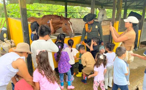 Policía de Carabineros promueve el cuidado de los animales y la protección ambiental con niños del Amazonas