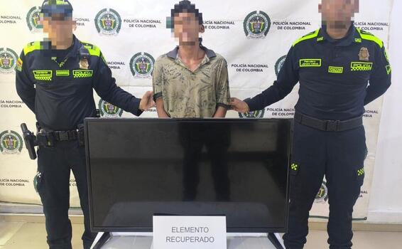 POLICÍA NACIONAL CAPTURA EN FLAGRANCIA A PRESUNTO RESPONSABLE DE HURTO EN EL BARRIO LA CEIBA POLICÍA NACIONAL CAPTURA EN FLAGRANCIA A PRESUNTO RESPONSABLE DE HURTO EN EL BARRIO LA CEIBA