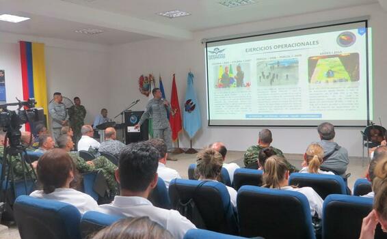 Alumnos del Curso de Altos estudios Militares CAEM visitaron el Grupo Aéreo del Amazonas